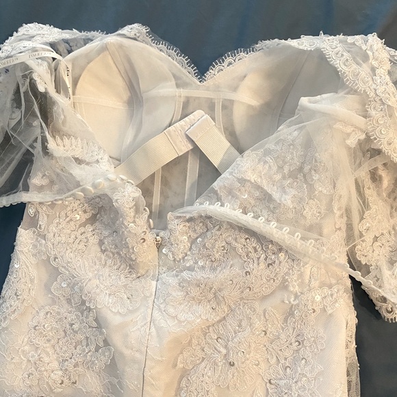 New!White wedding dress size between 8-10 - Picture 8 of 8